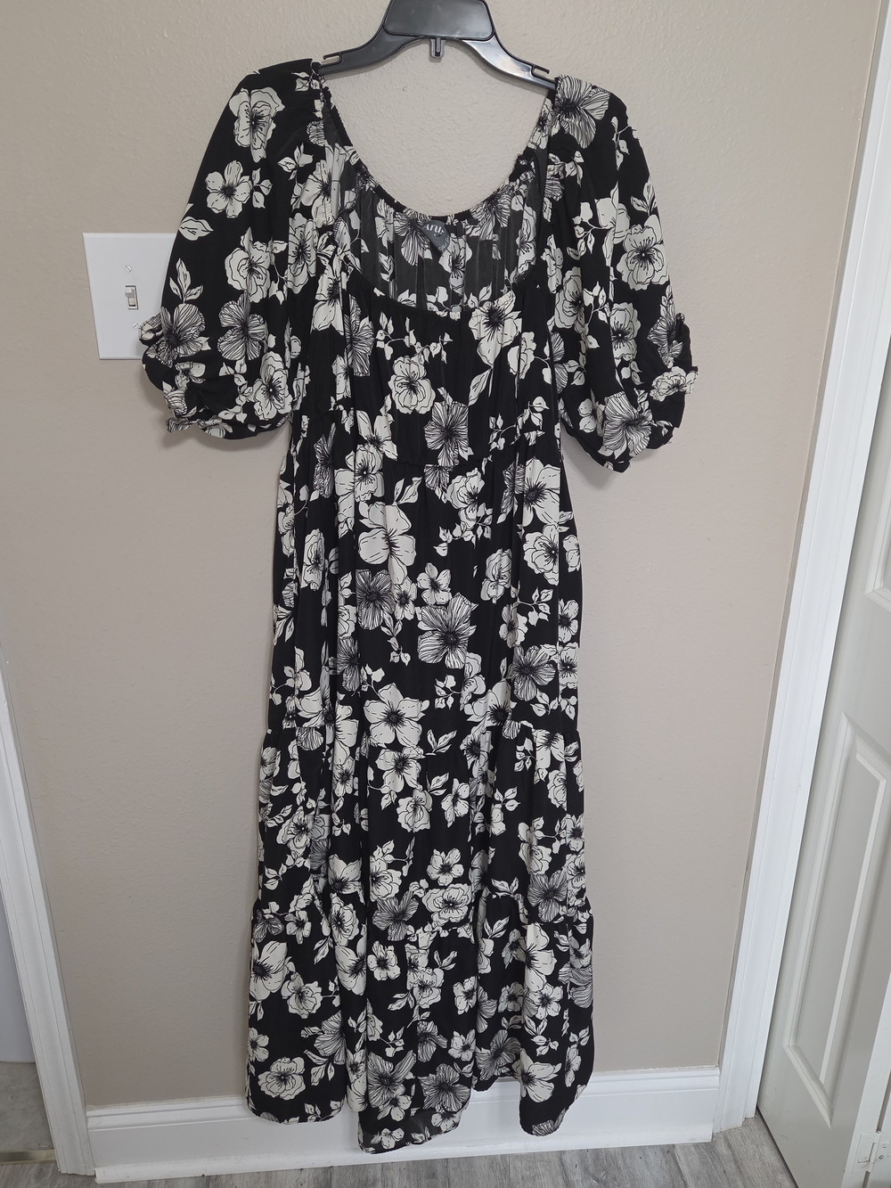 Arula Black & White Floral Puff-Sleeve Maxi Dress